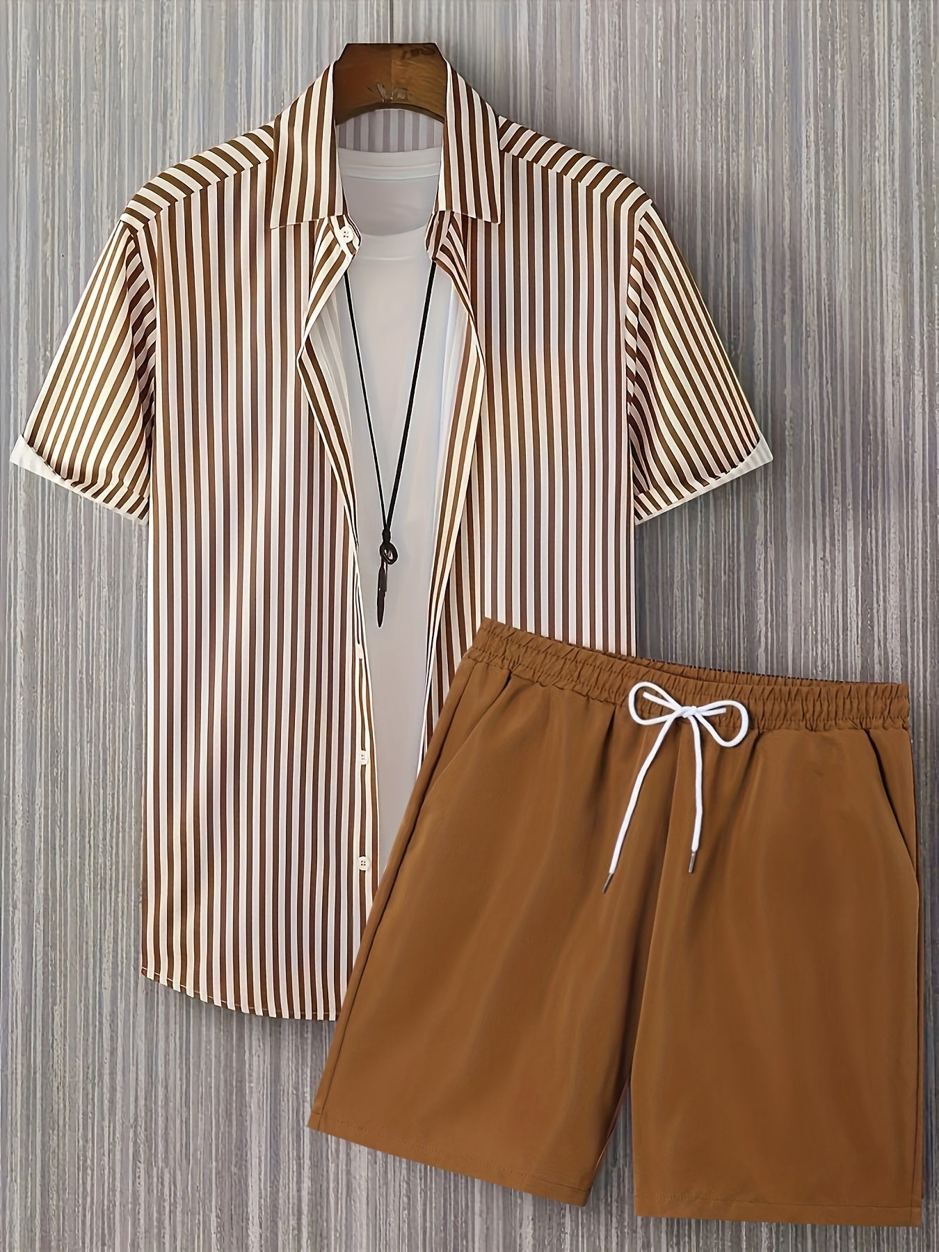Casual heren outfit met strepen, moderne stijl, perfect voor de zomer en vakantie