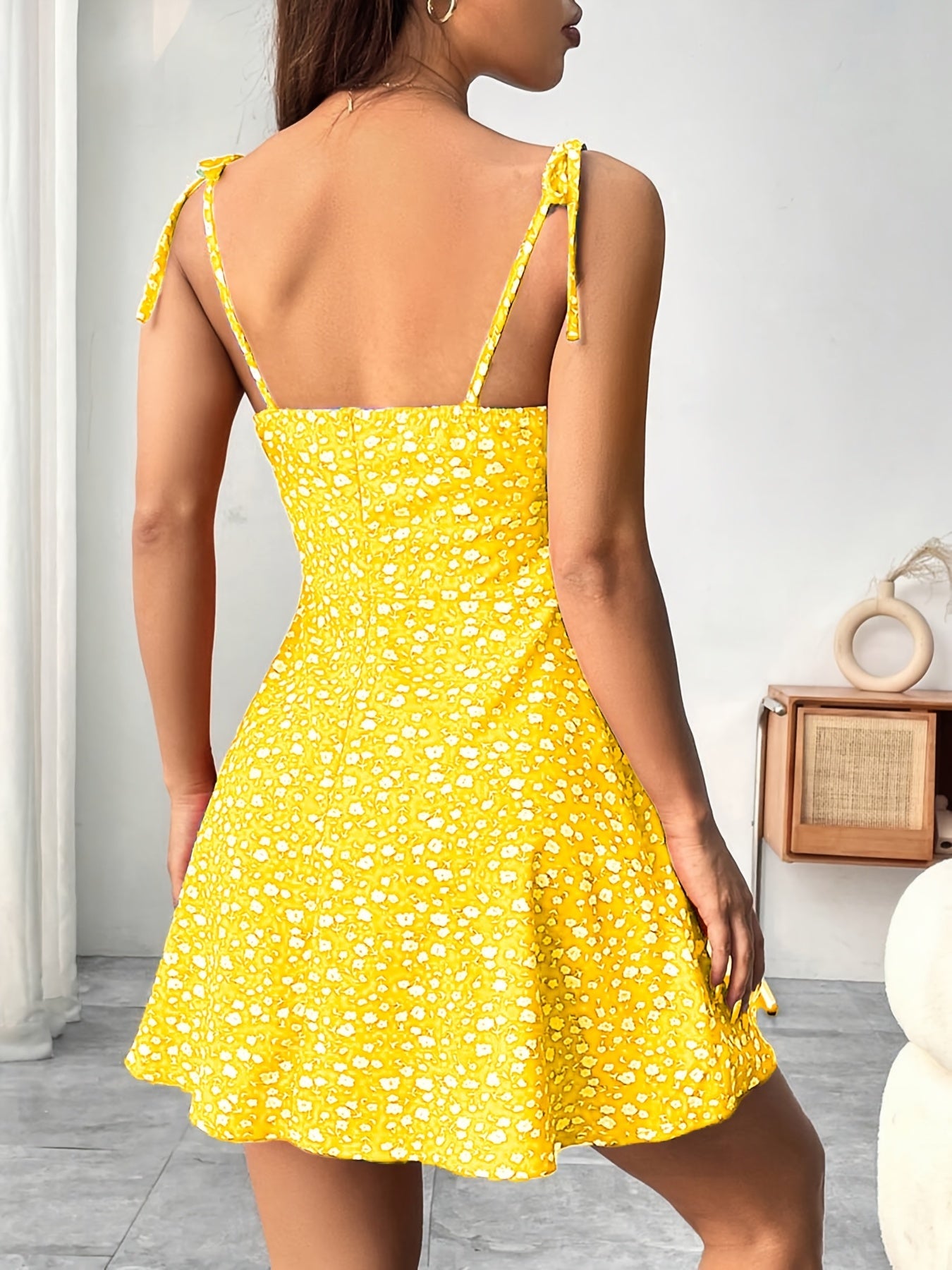 Abito estivo femminile stile chic con spalline e stampa floreale - Ideale per uscite e vacanze