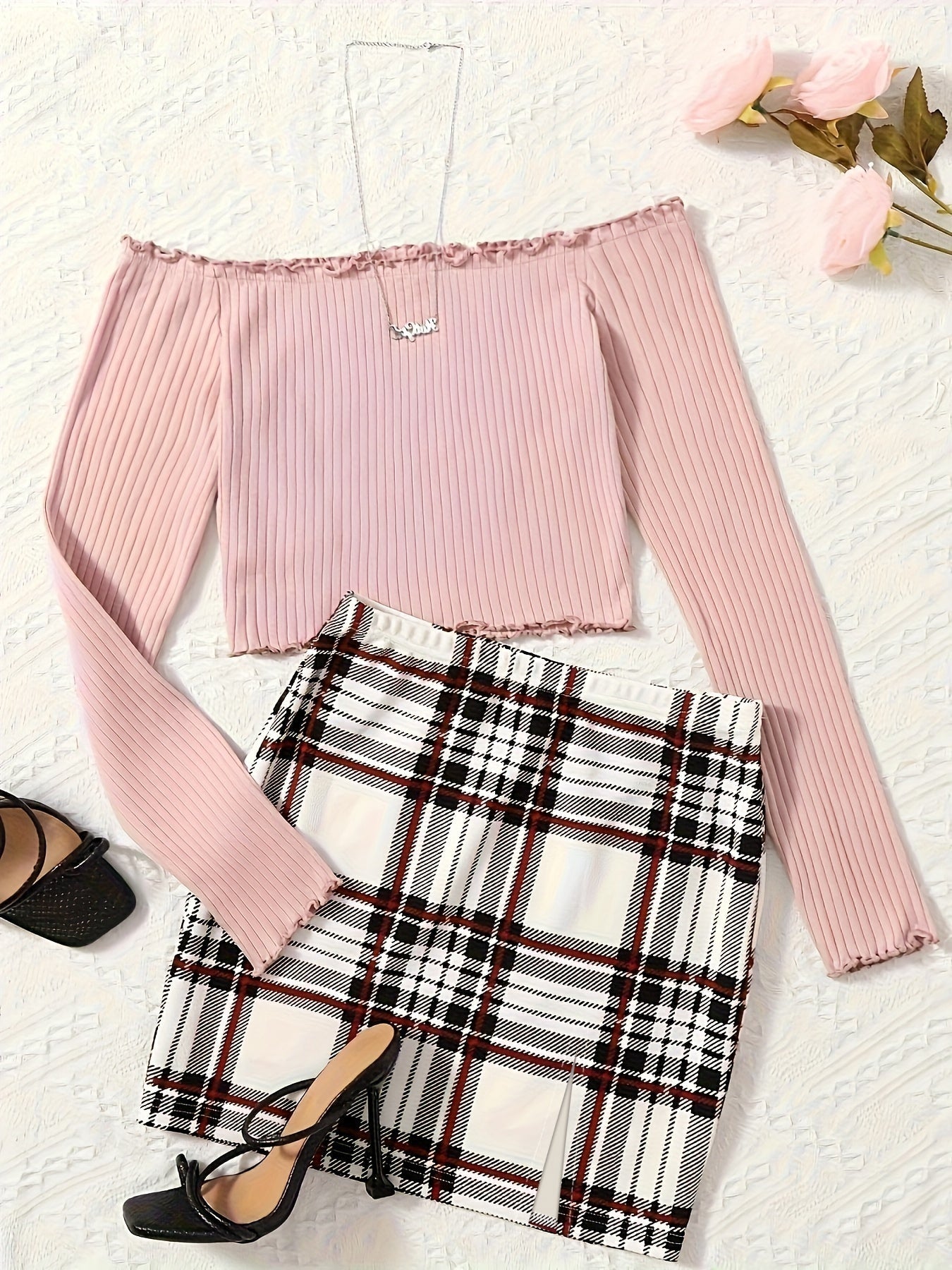 To-delt sæt til kvinder i elegant stil med ternet nederdel og off-shoulder top til forårs- og sommerudflugter