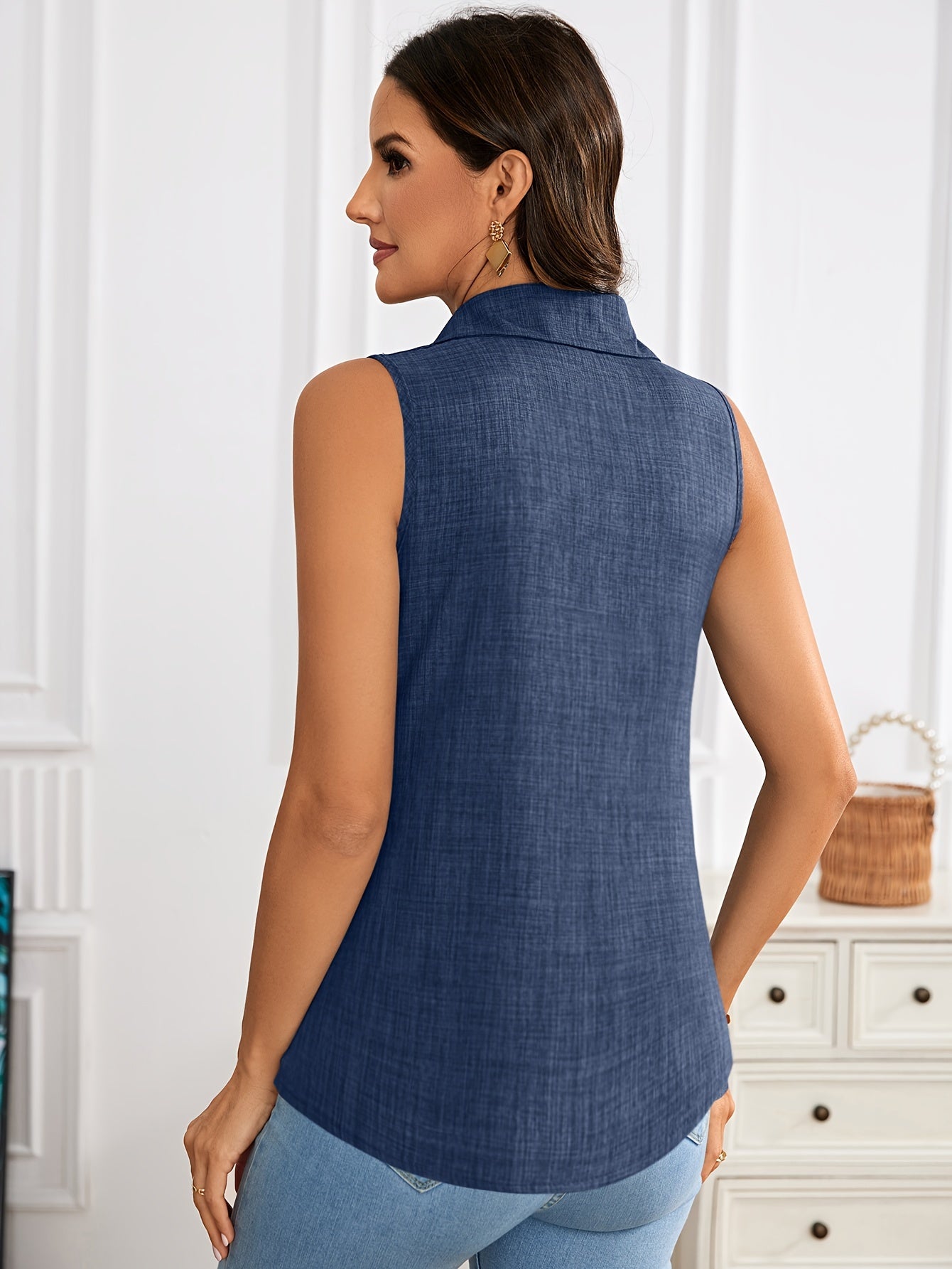 Ärmlös damblus i elegant polostil för sommaren
