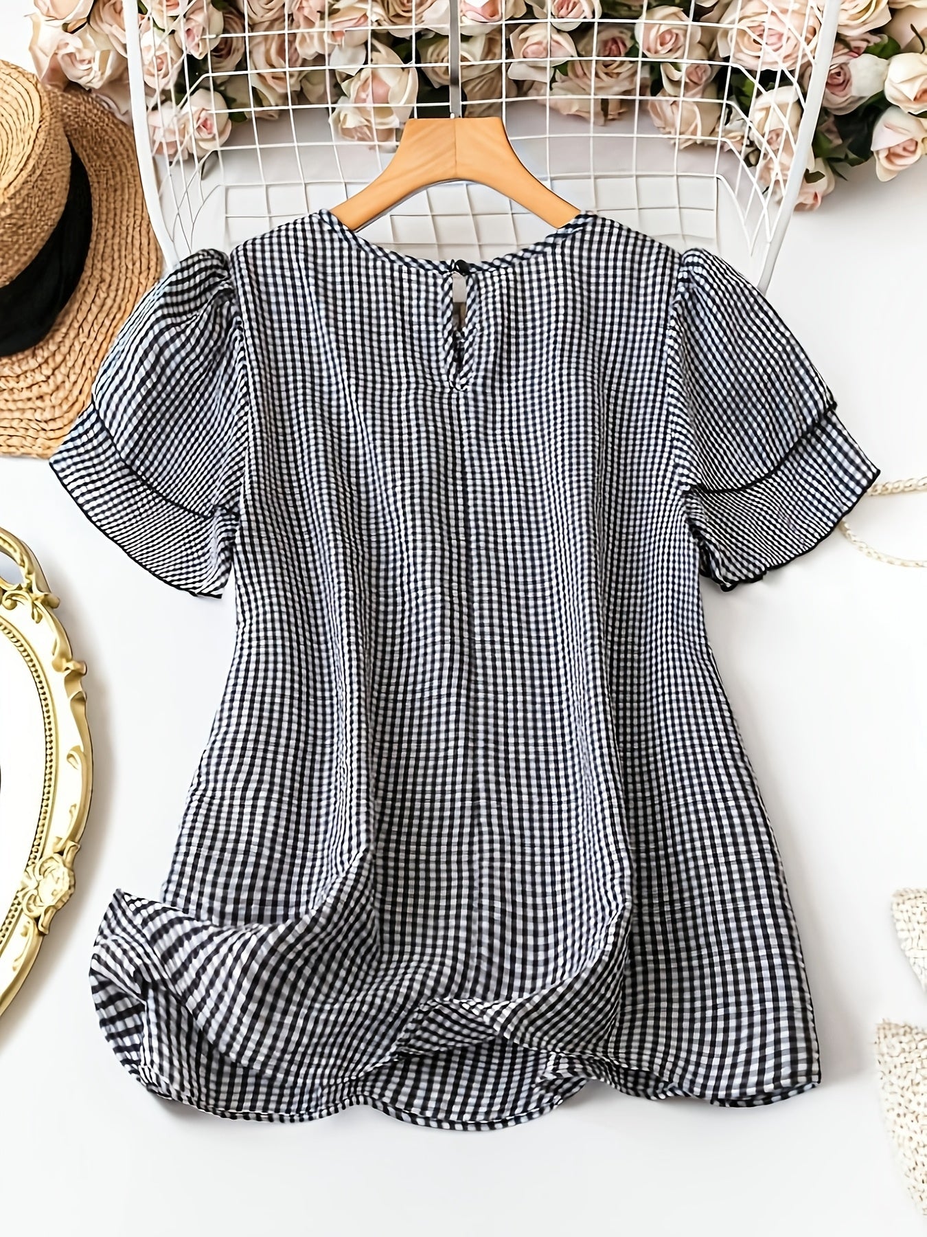 Blusa femminile a pois stile elegante con maniche corte e collo rotondo per l'estate
