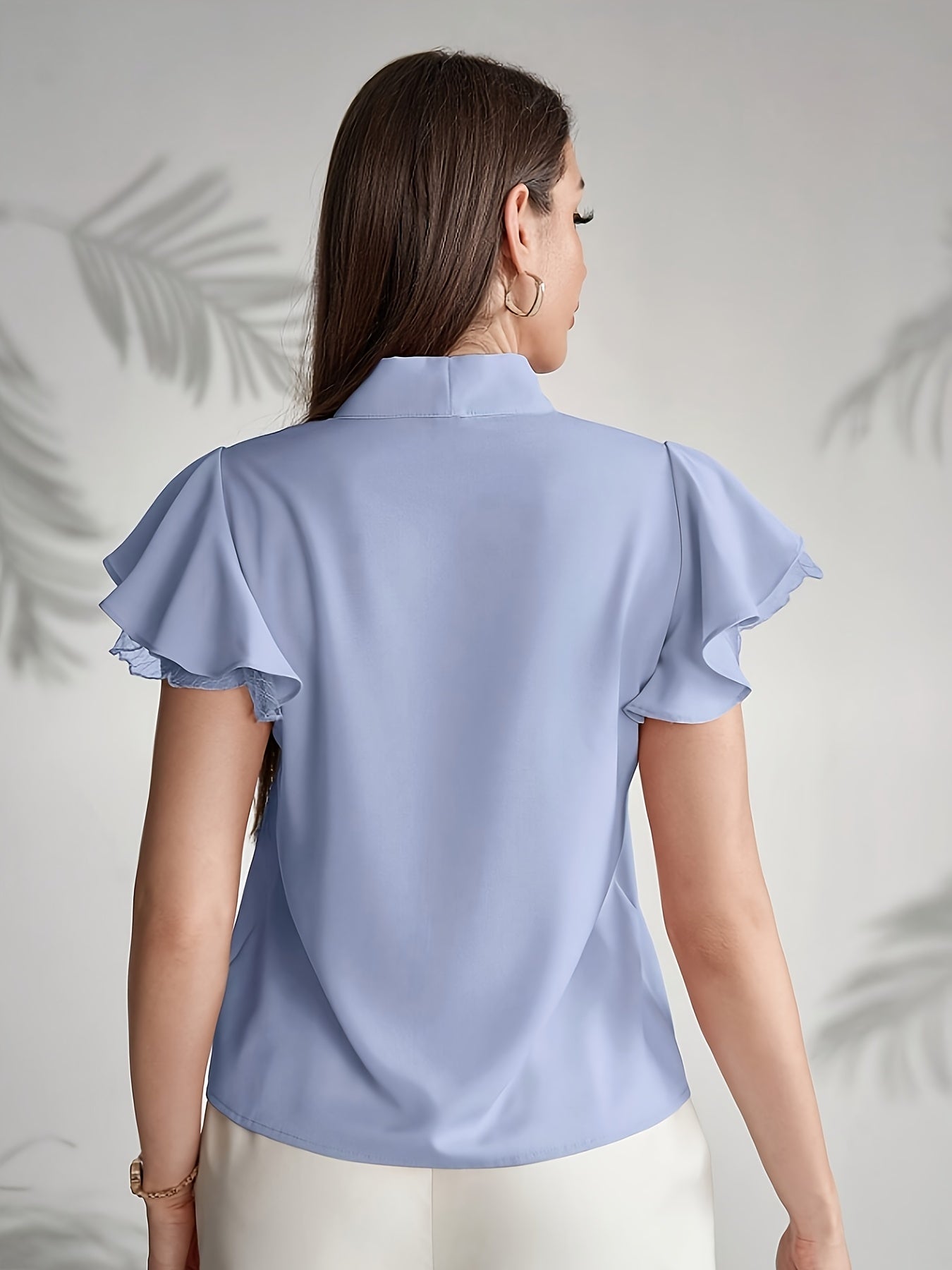 Elegant damebluse med sommerfugleærmer og lavallière-sløjfe – chic stil til kontoret og udflugter