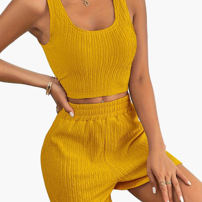 Damski zestaw casual dwuczęściowy: krótki top i szorty w eleganckim stylu na lato