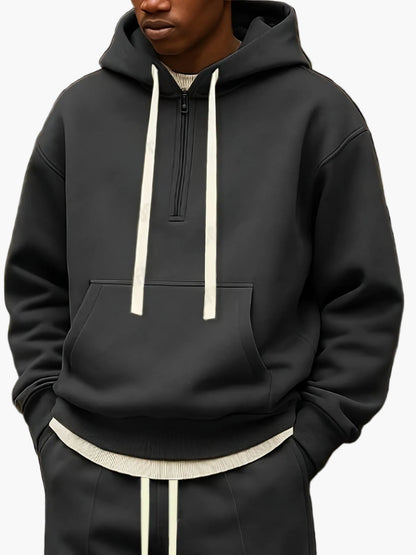 Ensemble décontracté homme style streetwear avec sweat à capuche et pantalon – Tenue idéale pour loisirs et détente