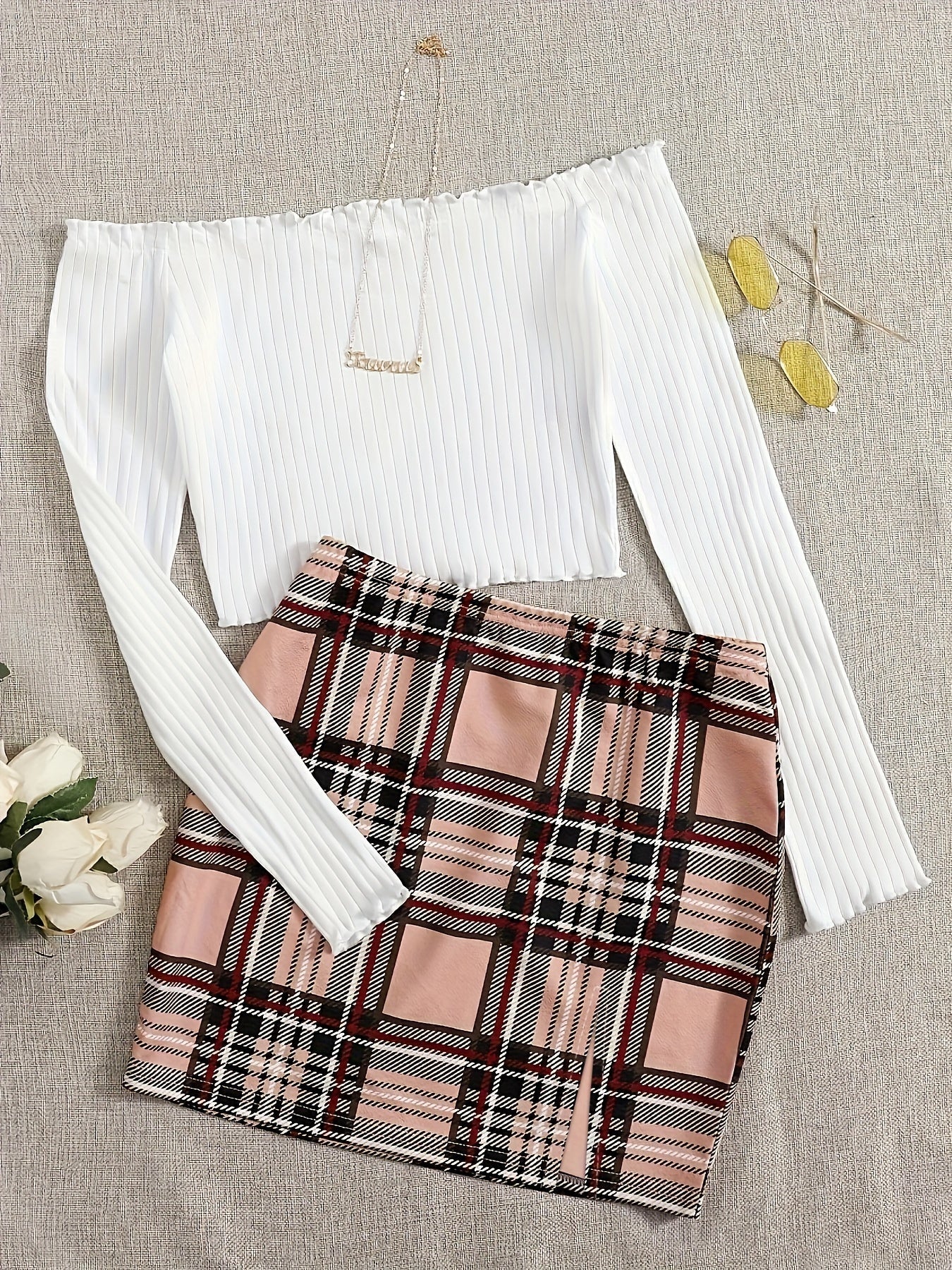 To-delt sæt til kvinder i elegant stil med ternet nederdel og off-shoulder top til forårs- og sommerudflugter