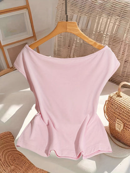 Elegant damebluse med bare skuldre i romantisk stil til aften og udflugter