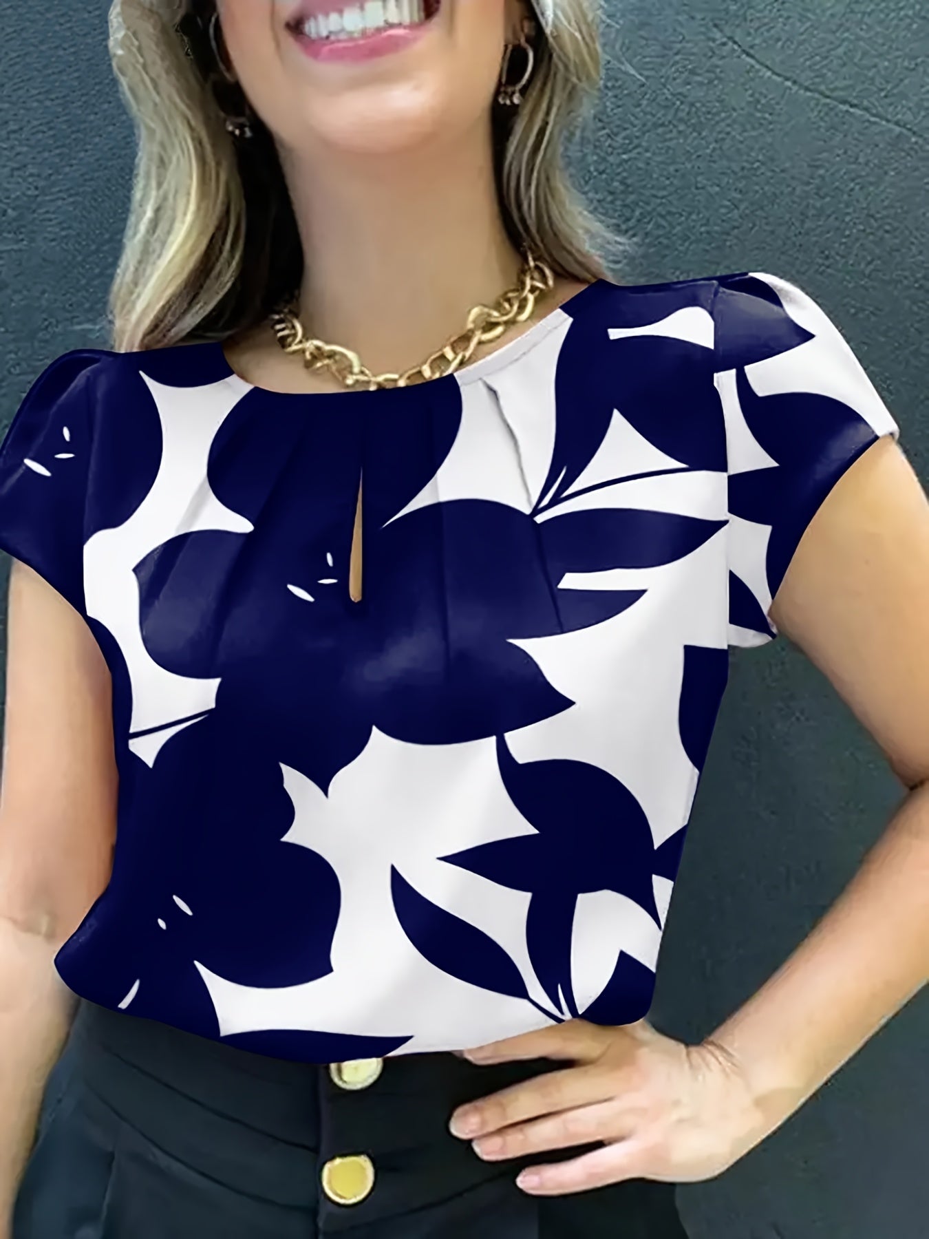 Blouse femme élégante à imprimé abstrait manches courtes style chic pour bureau et sorties