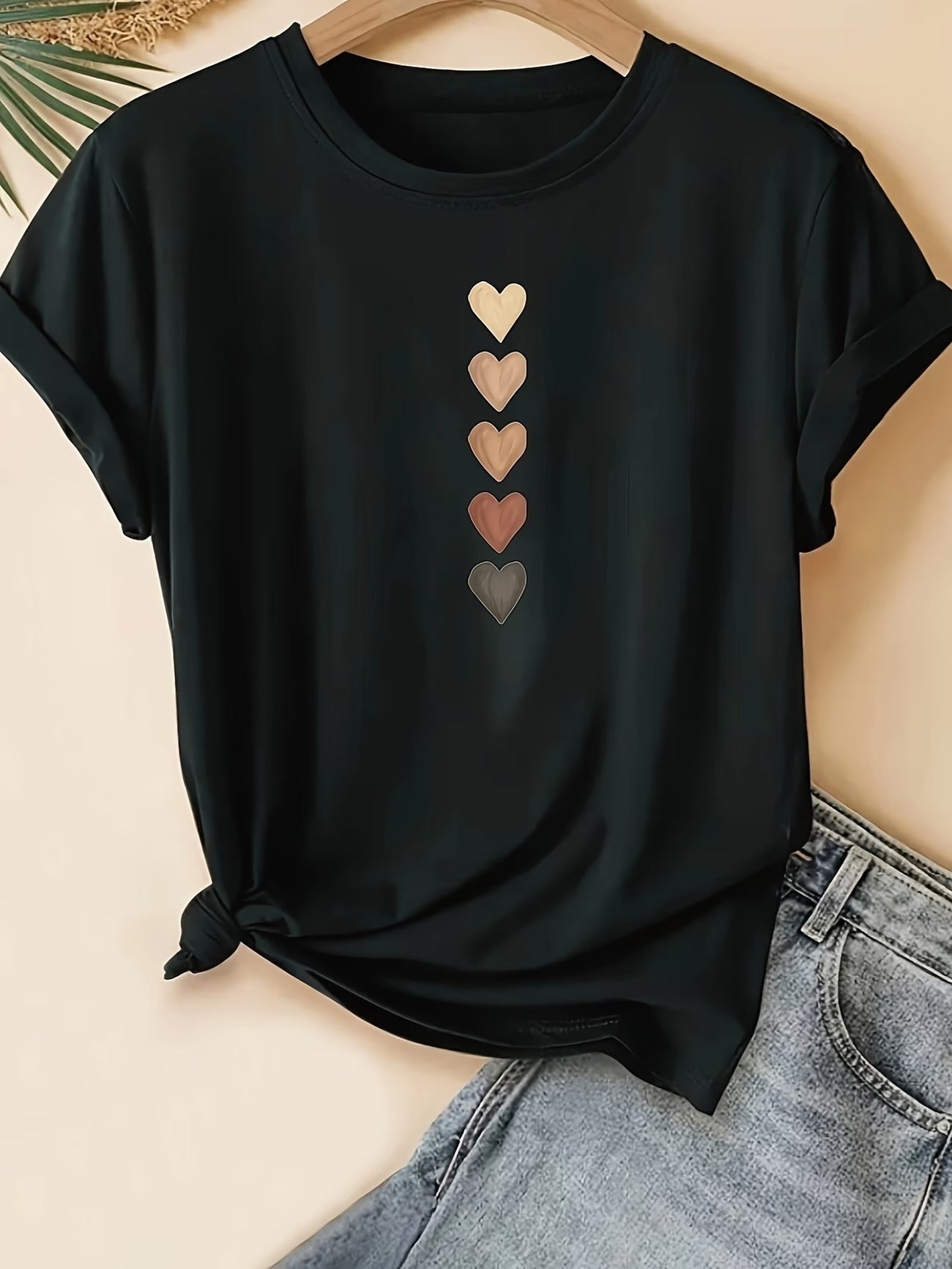 T-shirt damski w stylu wakacyjnym z motywem serc w odcieniach - luźny krój, okrągły dekolt