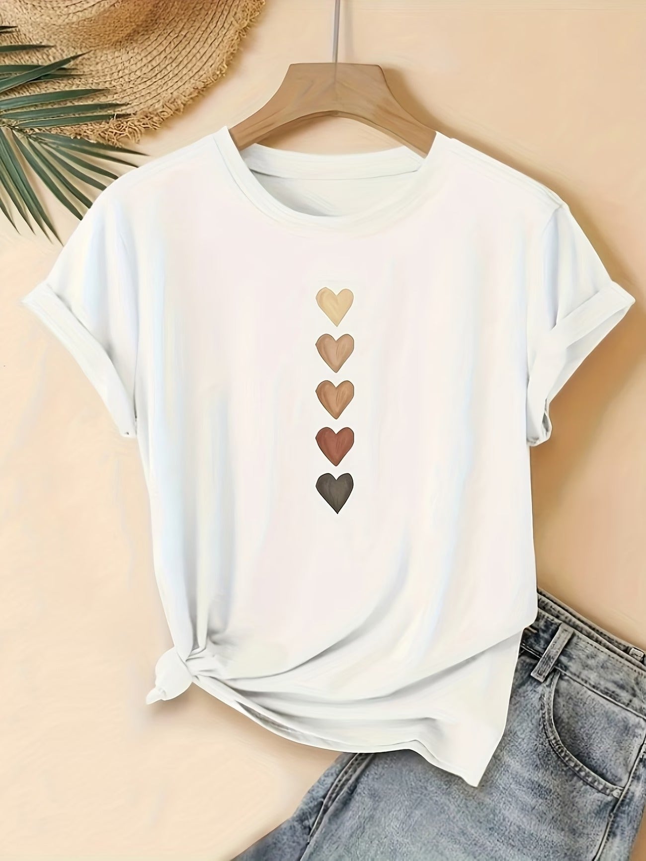 T-shirt damski w stylu wakacyjnym z motywem serc w odcieniach - luźny krój, okrągły dekolt