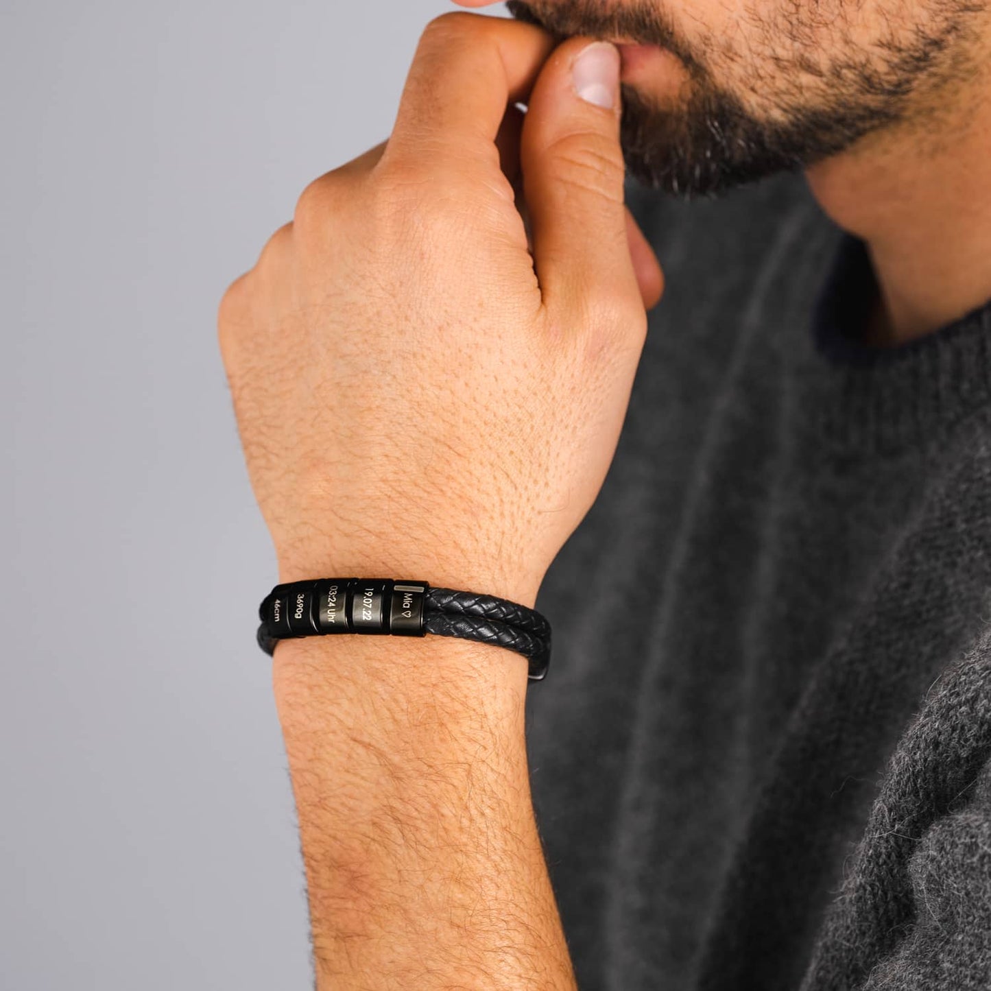 Mathew – Bracelet en cuir tressé pour hommes avec perles noires gravées