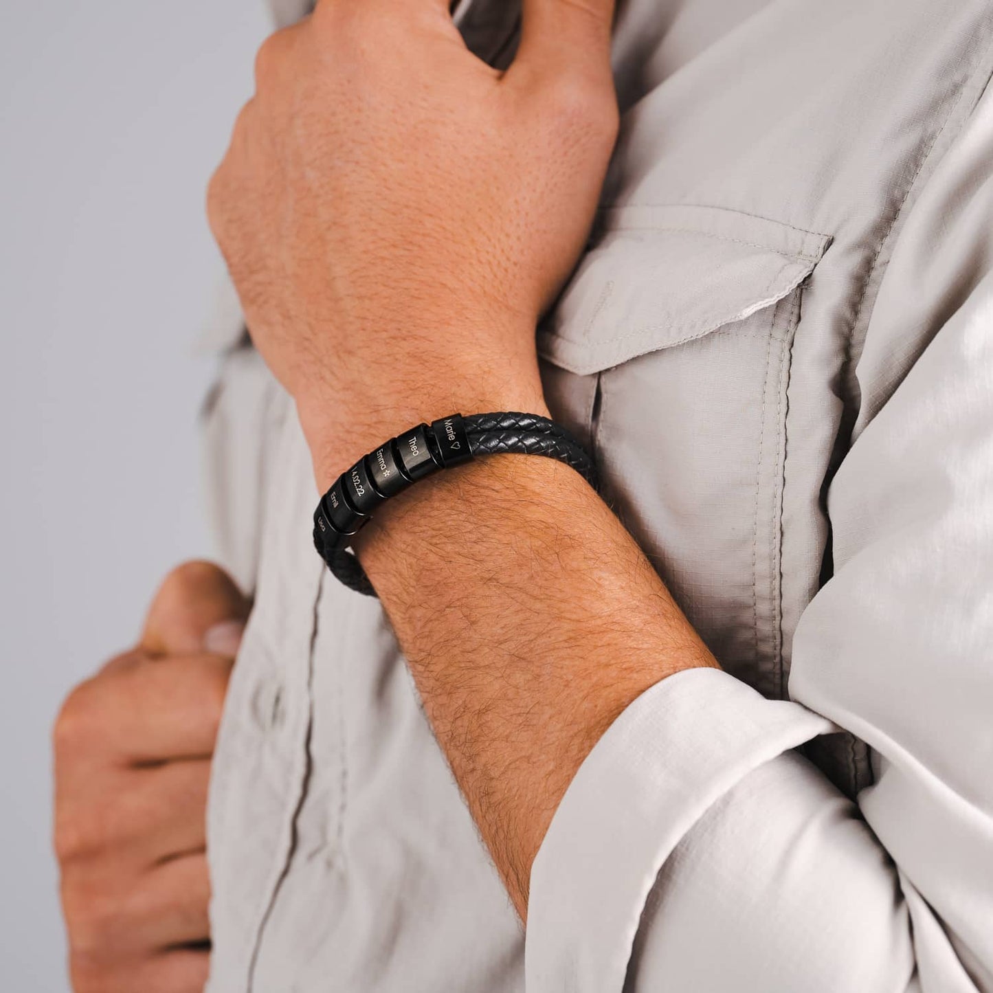 Mathew – Bracelet en cuir tressé pour hommes avec perles noires gravées