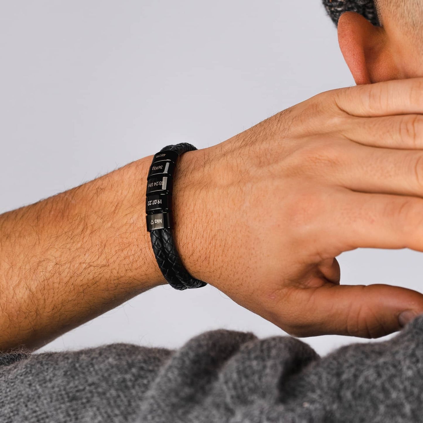 Mathew – Bracelet en cuir tressé pour hommes avec perles noires gravées
